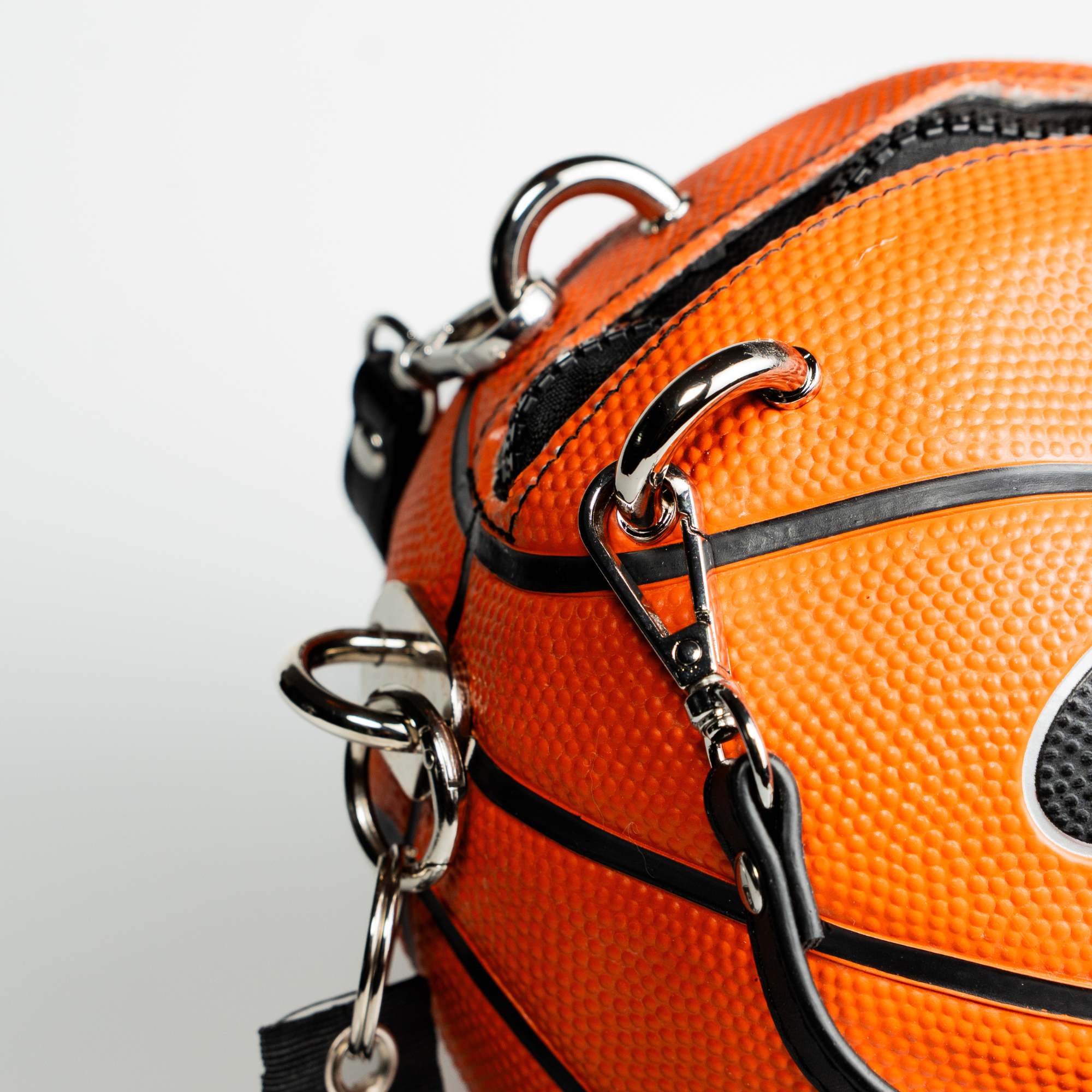 dettaglio mini borsa arancio, mini swoosh