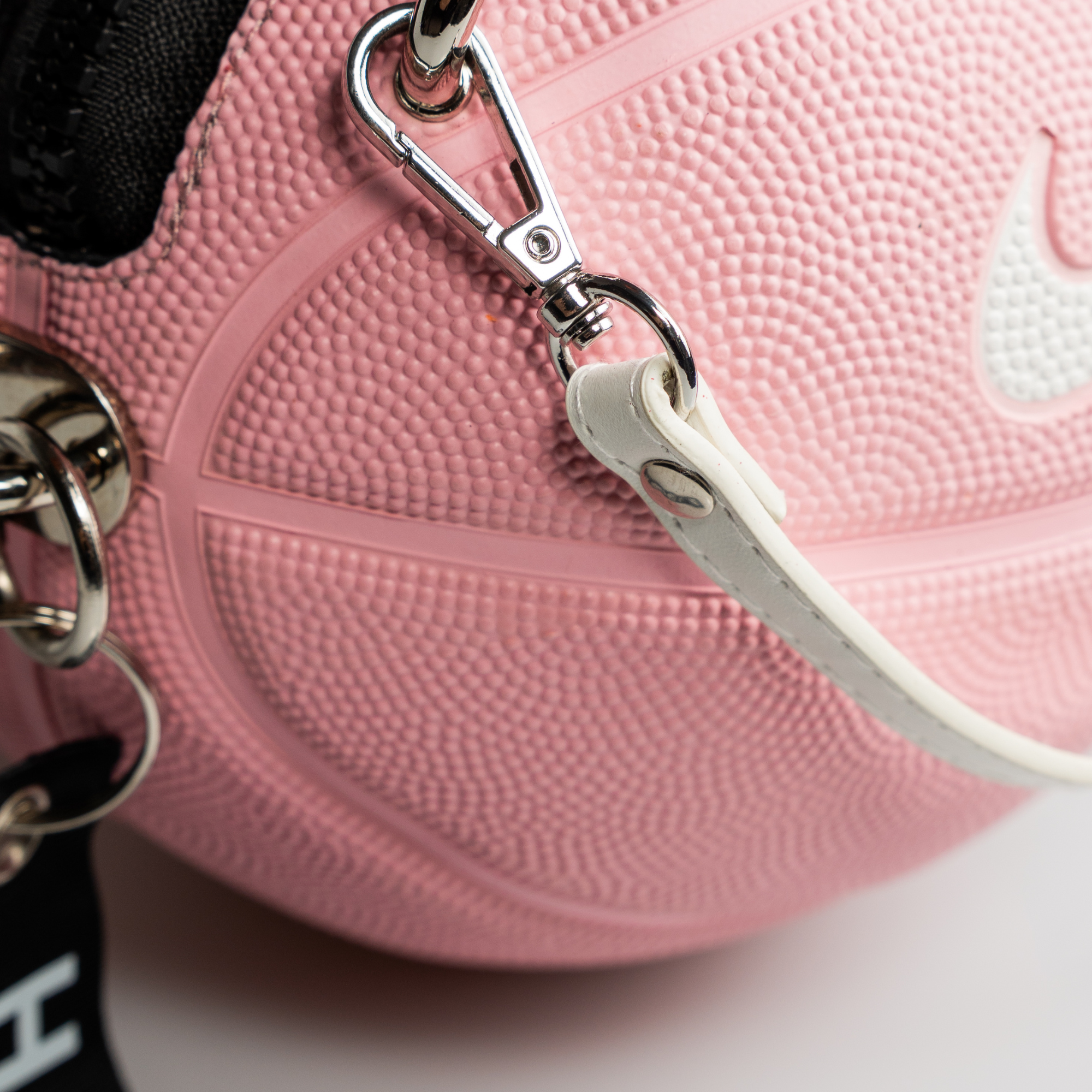 dettaglio mini borsa a mano swoosh